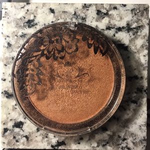 Paris Hilton bronzer!